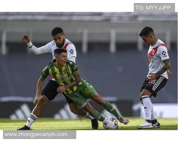 飓风队与阿青年人队激战正酣谁能在这场对决中笑到最后