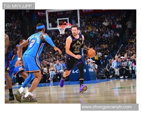 克莱汤普森在对阵雷霆的比赛中展现绝佳状态引发球迷热议